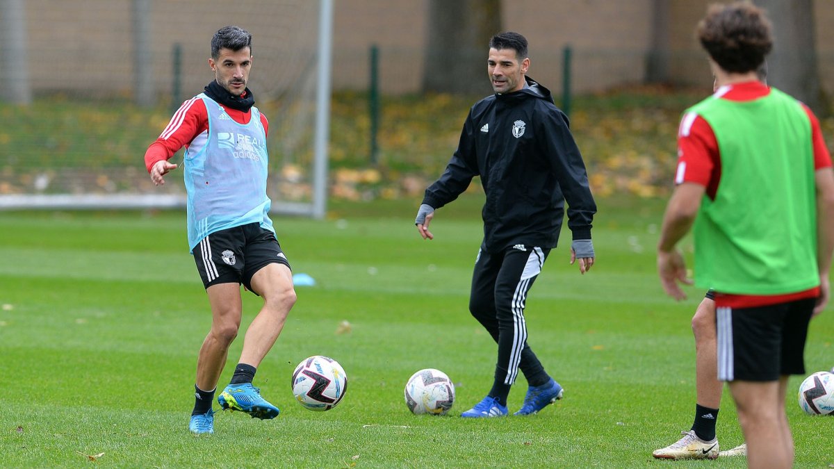 Michel Zabaco junto a Antonio Carmona, segundo entrenador, durante un entrenamiento. TOMÁS ALONSO