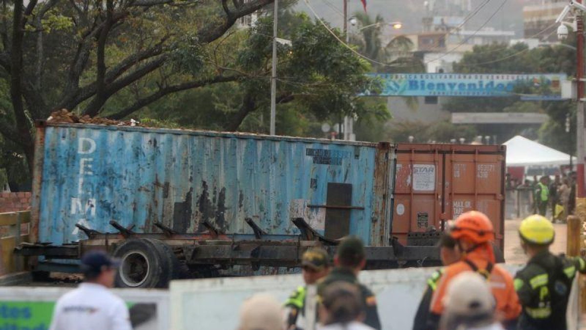 El puente Simón Bolívar entre Colombia y Venezuela permanece bloqueado.-EFE