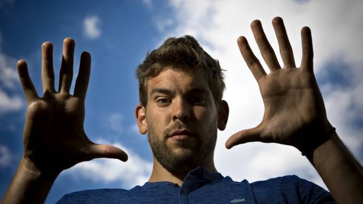 Marc Gasol, en el reportaje de 'Dominical'.-Foto:   JOAN CORTADELLAS