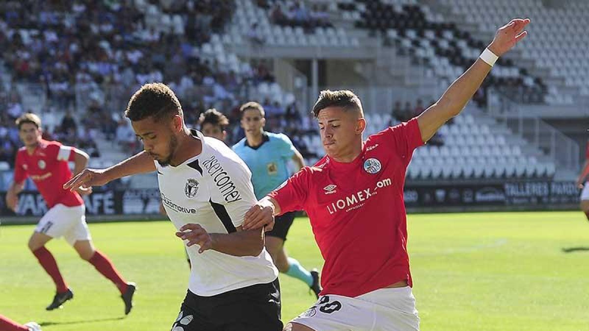 Marcelo se deshace de un defensor en el choque del pasado domingo ante el Salmantino.-ISRAEL L. MURILLO