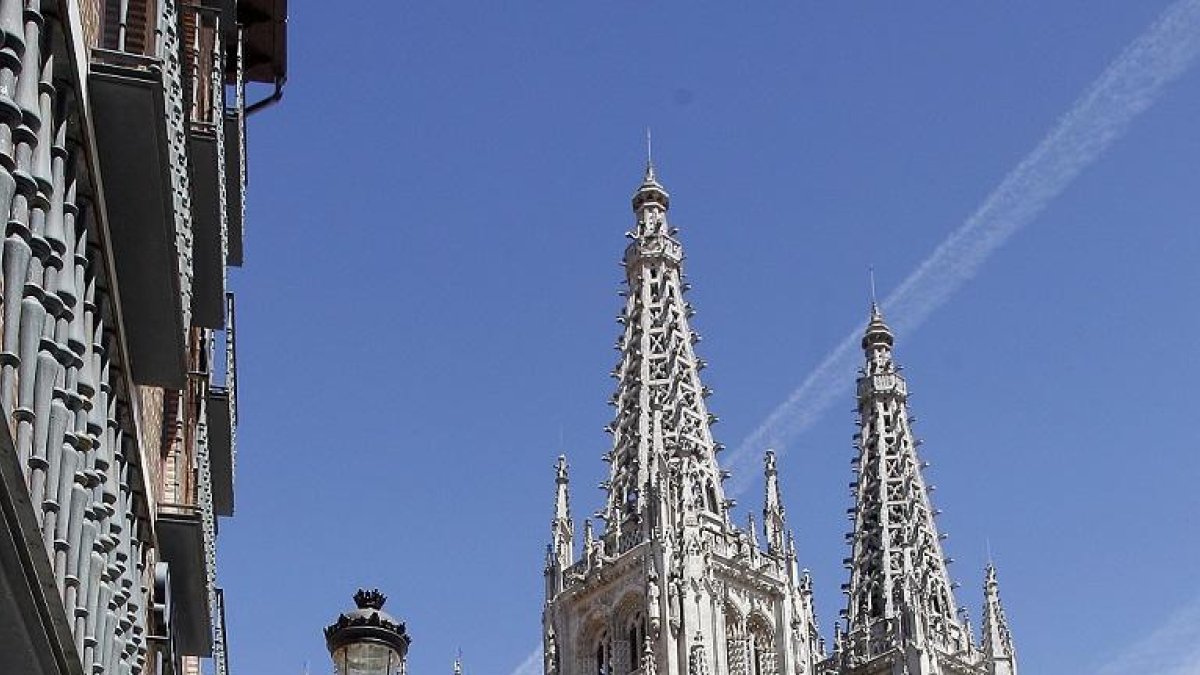 Paso de un equipo en una contrarreloj por escuadras junto a la Catedral.-SANTI OTERO