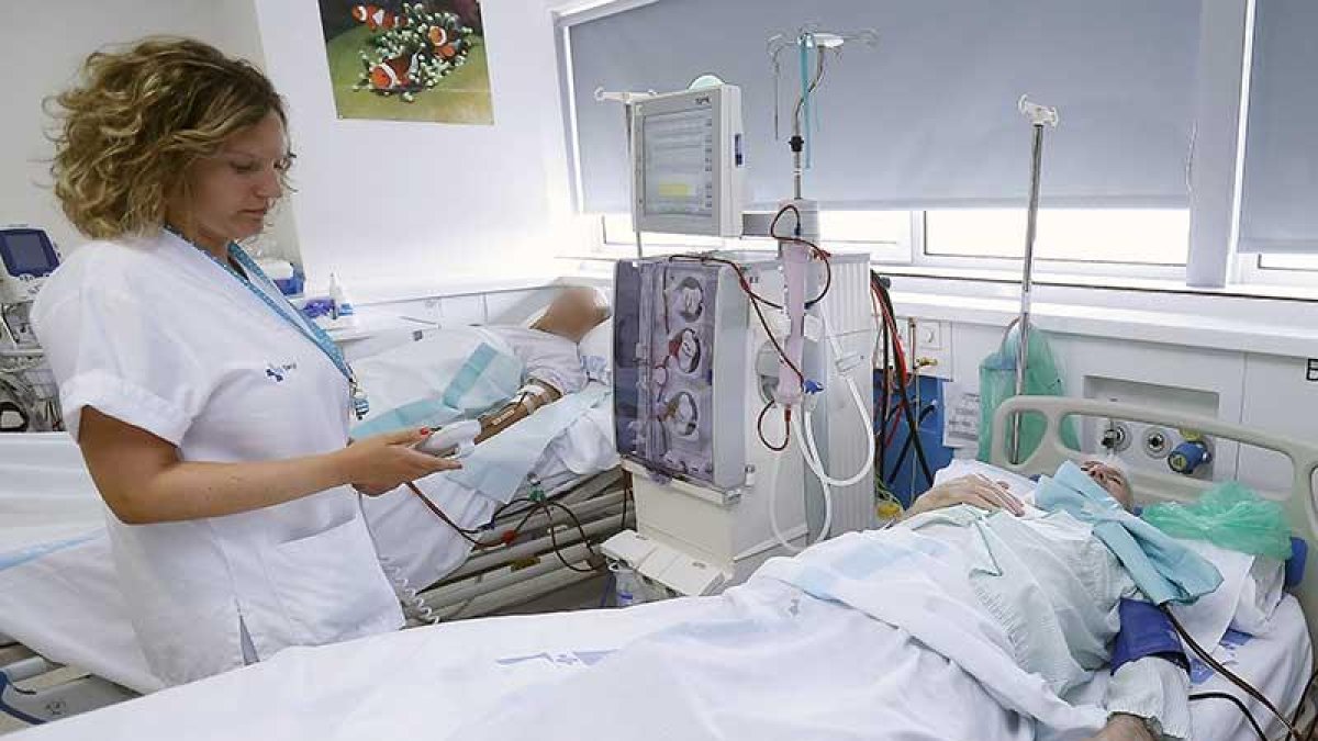 Una enfermera atiende a dos pacientes en el HUBU.-RAÚL G. OCHOA