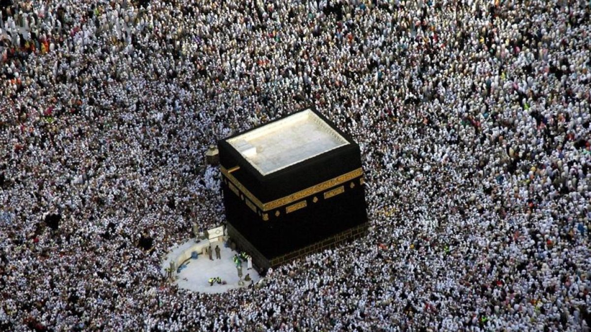Vista aérea de los peregrinos alrededor de la Kaaba, en la Gran Mezquita de la Meca, durante el Haj.-/ AFP / MOHAMMED ABED