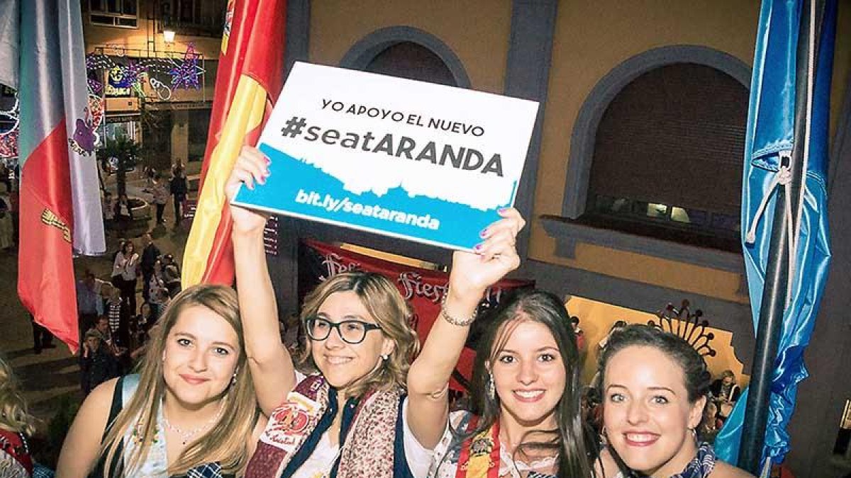 La alcaldesa, Raquel González, posa en una foto de archivo con la reina y las damas de las fiestas en el año que defendían la candidatura del Seat Aranda.