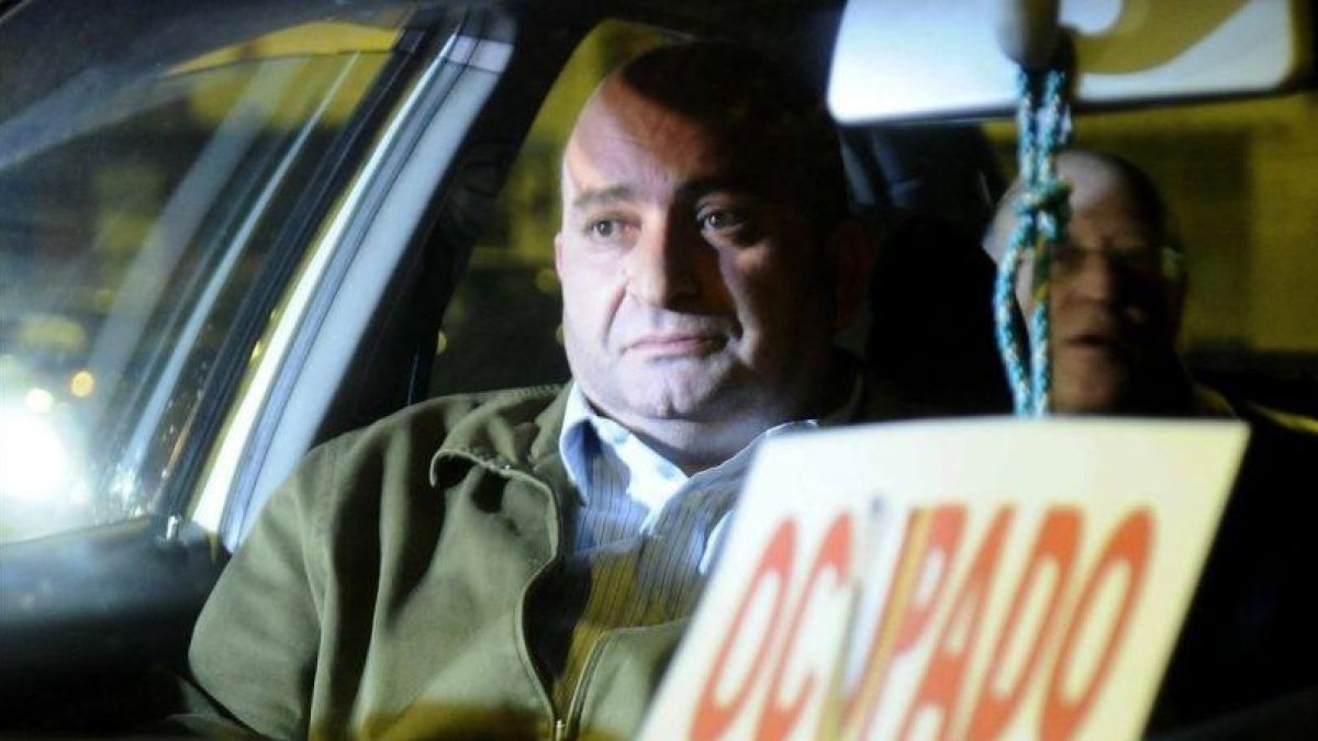 El exchófer de la Junta Juan Francisco Trujillo, en marzo del 2013, tras prestar declaración como imputado.-EFE / RAÚL CARO