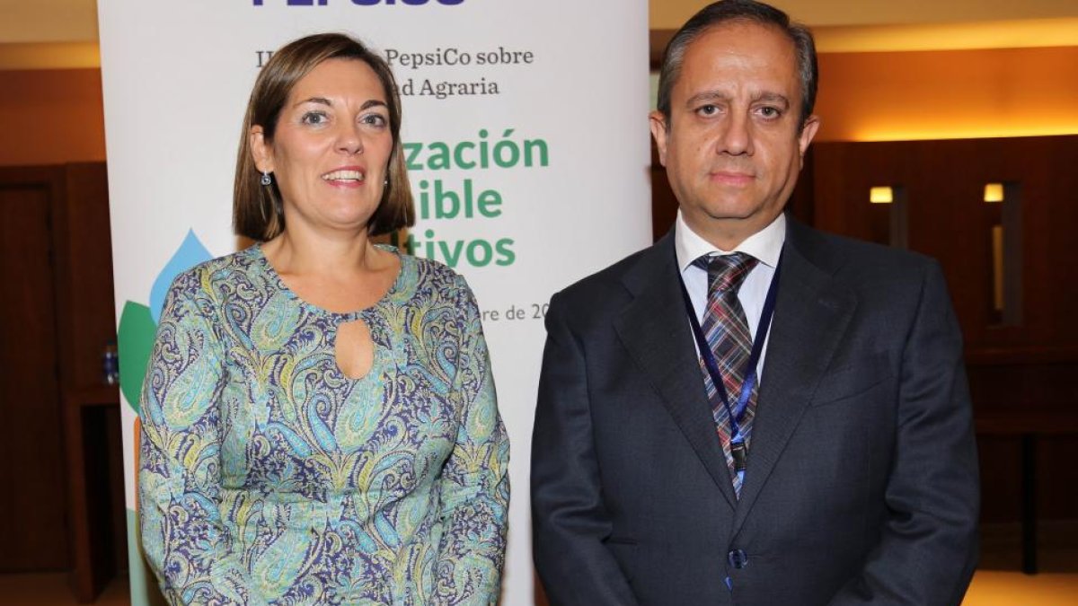 La consejera de Agricultura y Ganadería, Milagros Marcos, clausura la jornada sobre fertilización sostenible de cultivos, organizada por Pepsico. Junto a ella, Ángel Alonso, de Pepsico-Ical