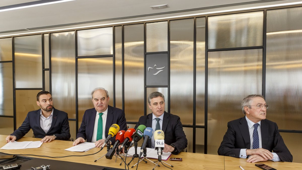 De izquierda a derecha: Javier Robador (gerente de H2CYL), Andrés Hernando (CEO Hiperbaric), Rafael Barbero (director general Fundación Caja de Burgos) y Ginés Clemente (CEO Aciturri) durante la presentación de la nueva asociación impulsora del hidrógeno verde en Castilla y León. SANTI OTERO