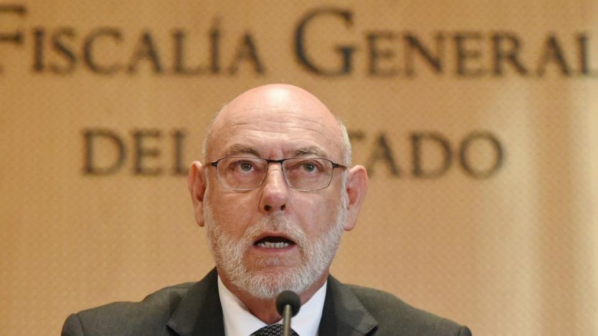 El fiscal general del Estado, José Manuel Maza,durante su comparecencia en la sede de la Fiscalía ante los periodistas.-FERNANDO VILLAR (EFE)