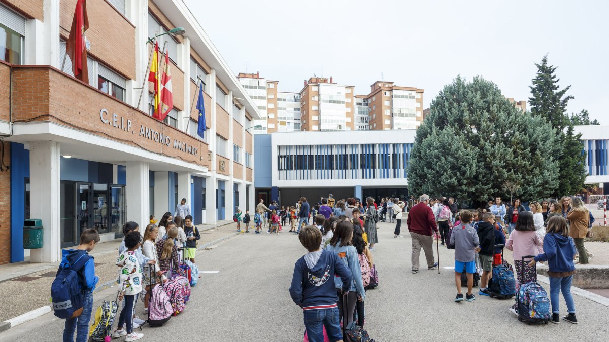 Los alumnos hacen las filas para acceder al aula en el Colegio Público Antonio Machado. SANTI OTERO