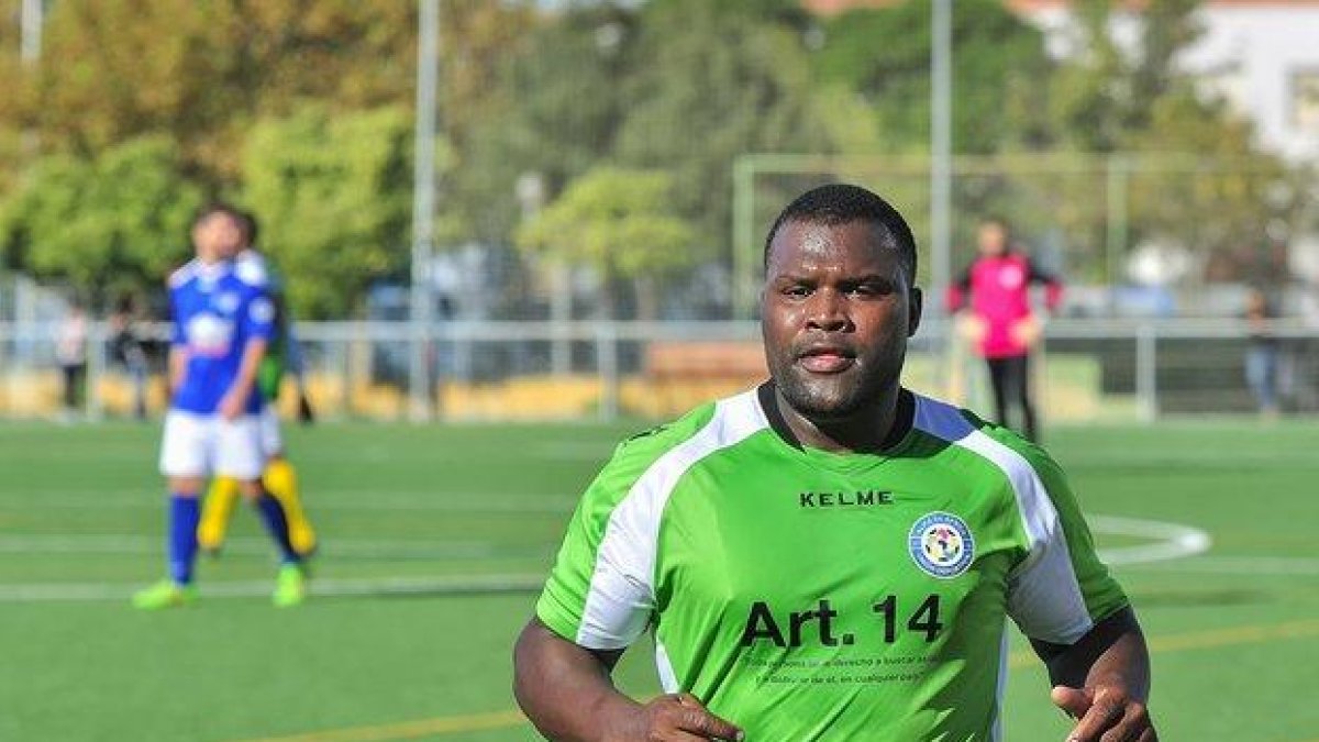 Imagen con uno de los futbolistas del conjunto jerezano del Alma de África.-TWITTER / ALMA DE ÁFRICA