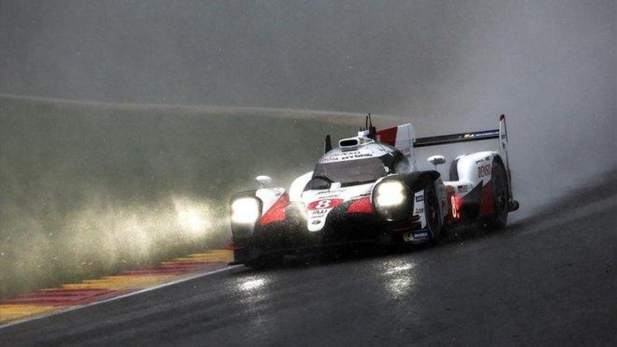 Fernando Alonso conduce el Toyota en Spa.-EFE / JAMES MOY