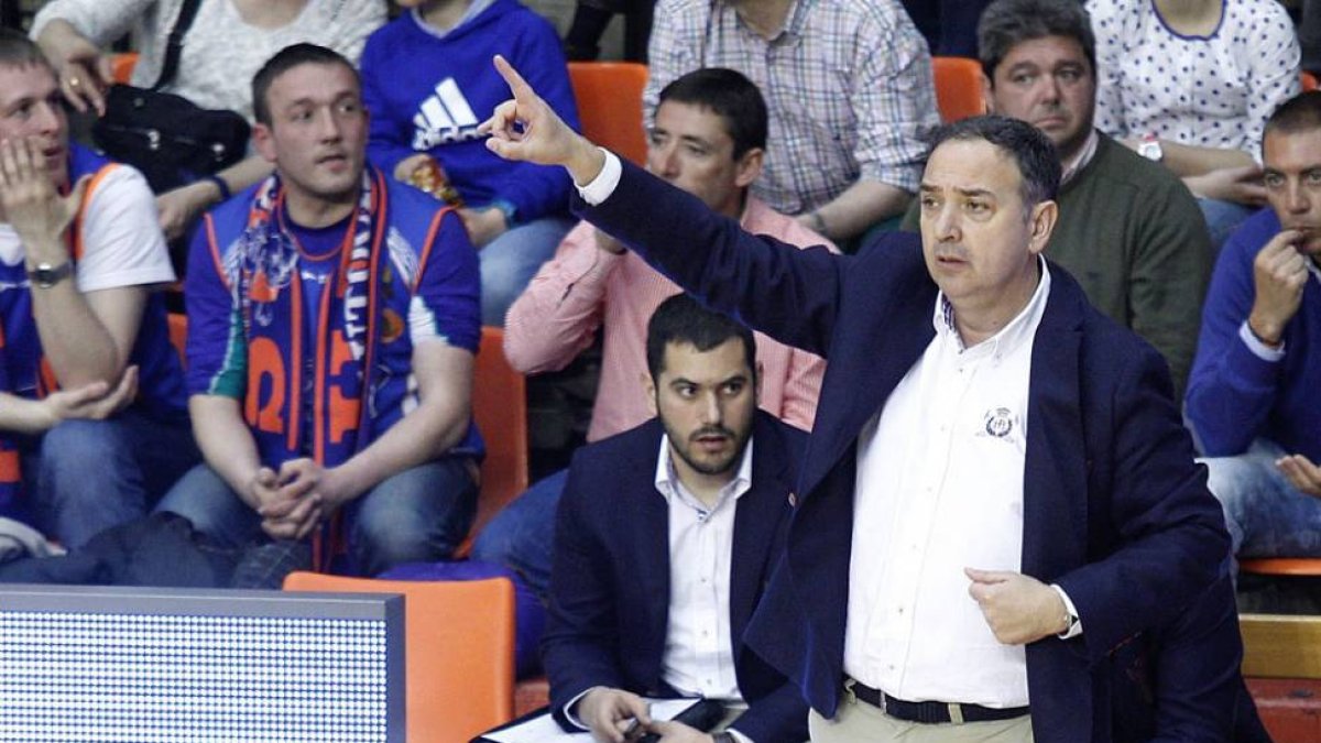 Andreu Casadevall da instrucciones a sus jugadores durante un choque de la pasada temporada-Santi Otero