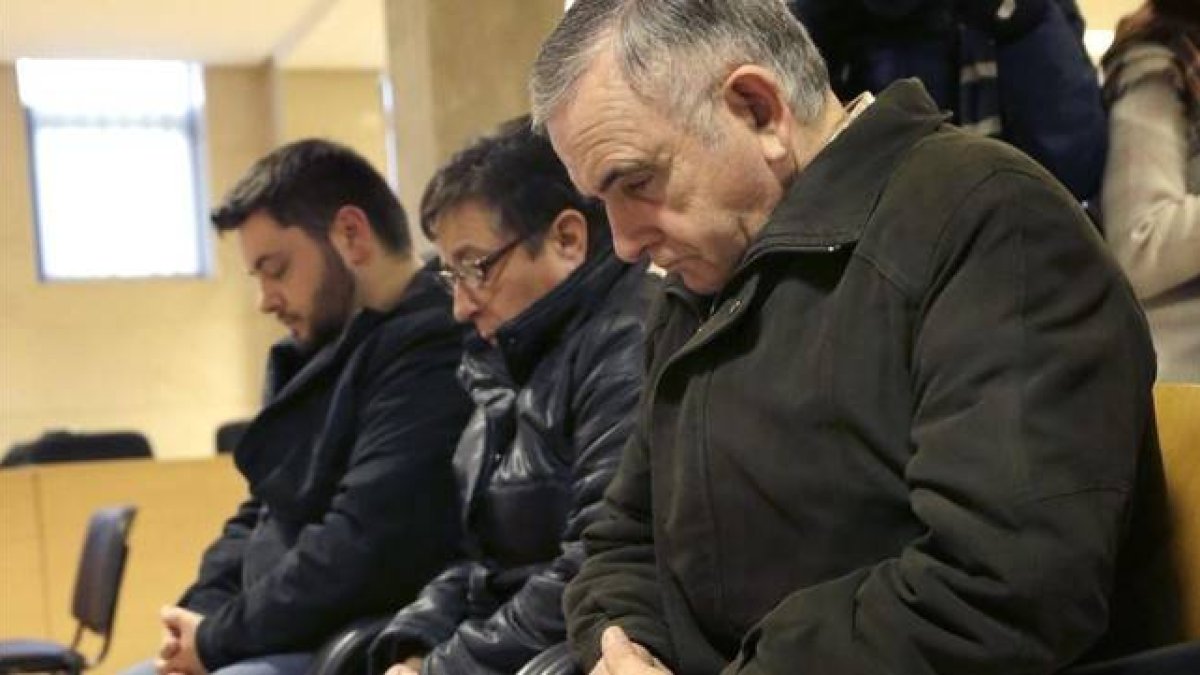 Los tres acusados por el robo del Códice Calixtino, durante el juicio.-Foto: EFE