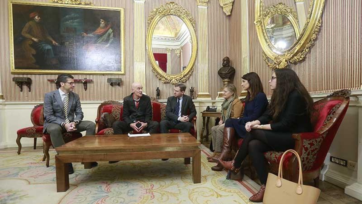 El alcalde se reunió ayer con los organizadores de este encuentro junto al director de la Oficina de Congresos.-R. OCHOA