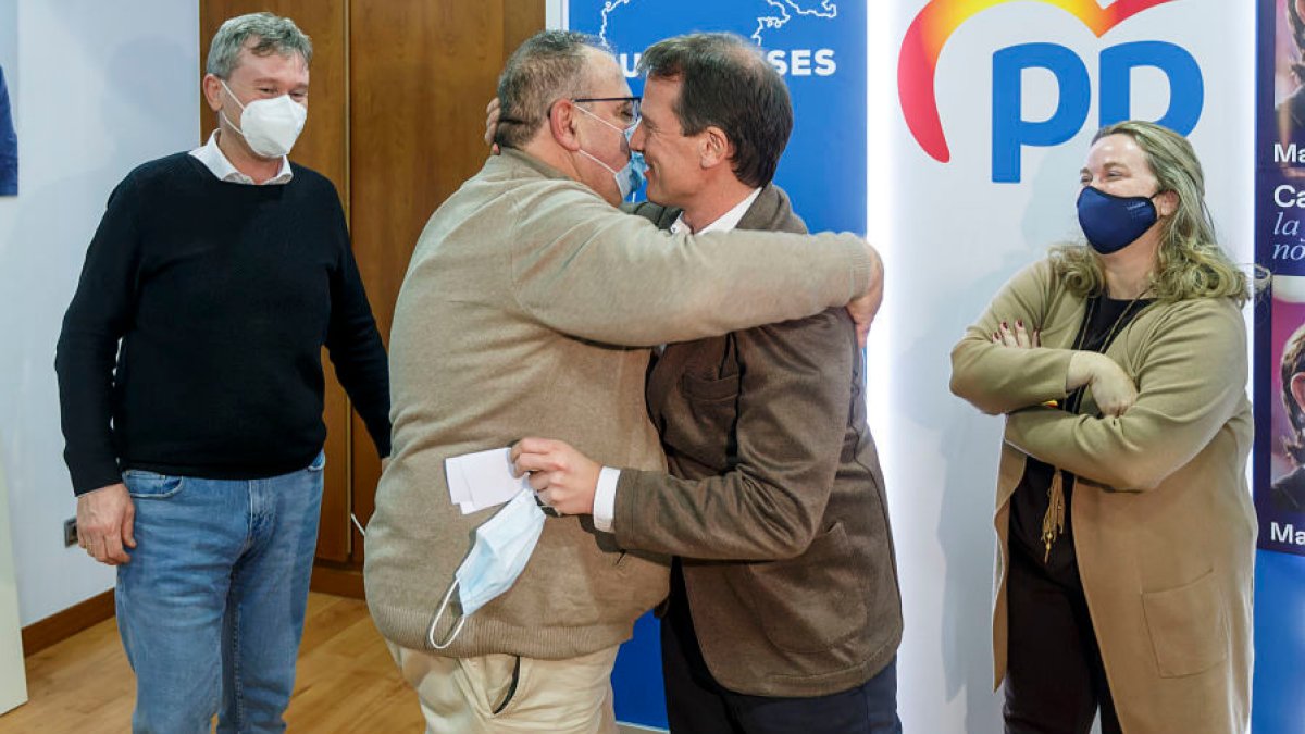 El presidente del PP de Burgos, Borja Suárez, abraza al número 2 de la candidatura, Alejandro Vázquez, en presencia de Javier Lacalle y Cristina Ayala. SANTI OTERO