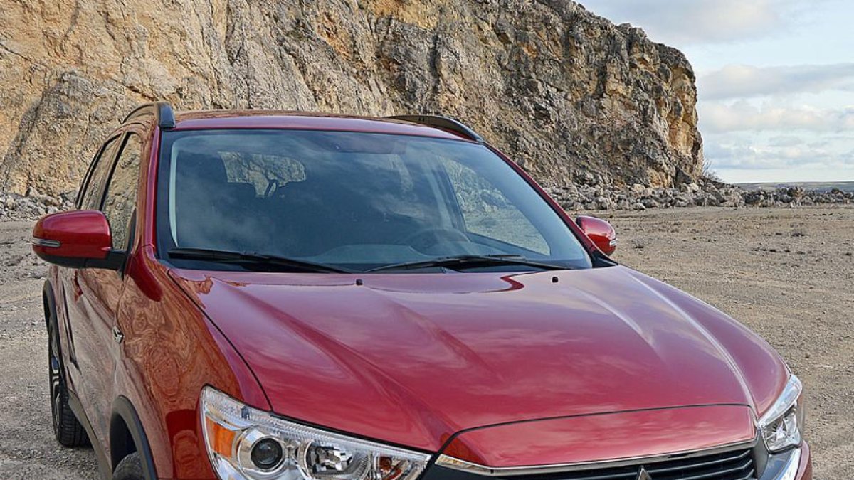 El embellecedor cromado en el paragolpes y las luces LED dan un aire nuevo al frontal, en el que destaca la parrilla.-HÉCTOR FUSTEL