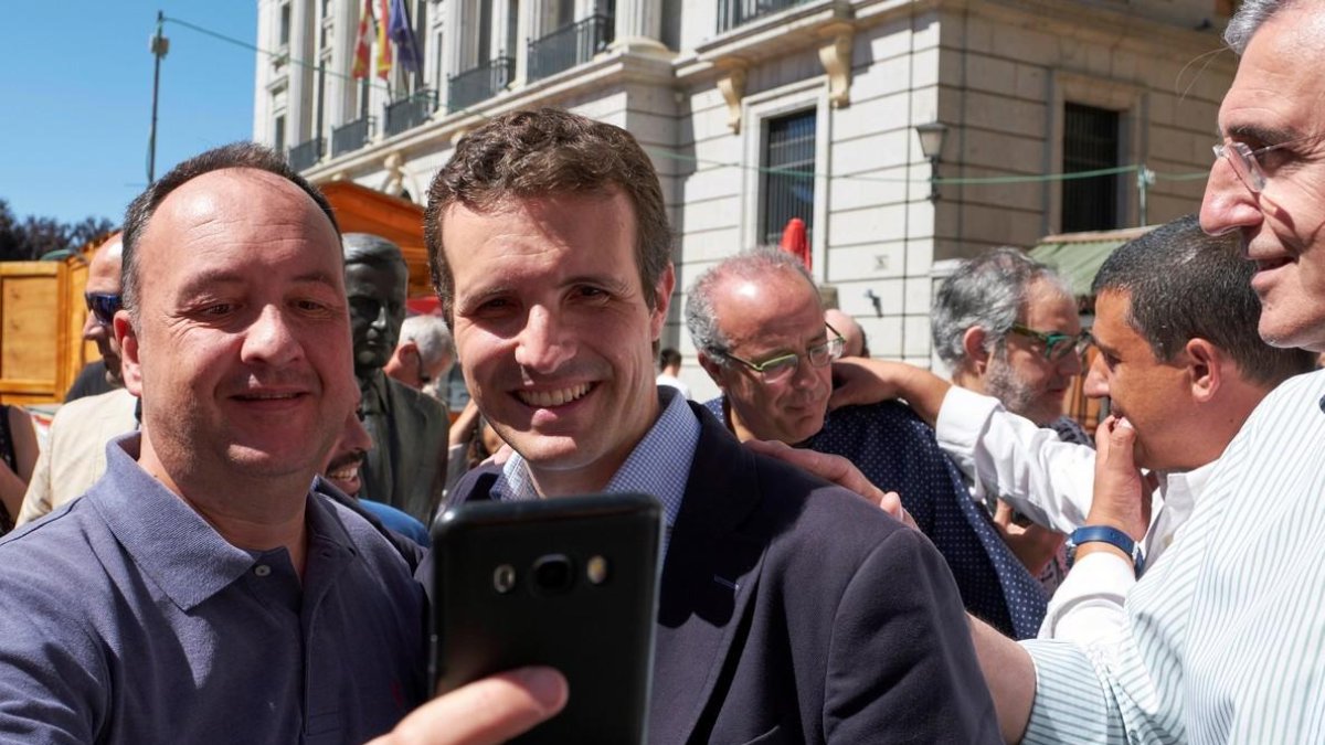 Pablo Casado, con simpatizantes del PP, el domingo en Ávila. /-RAÚL SANCHIDRIÁN (EFE)