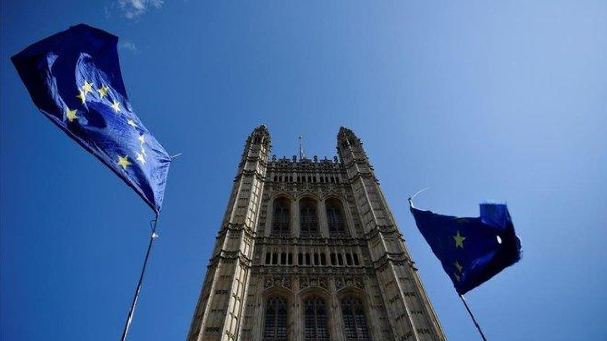 Banderas europeas junto al Parlamento británico.-