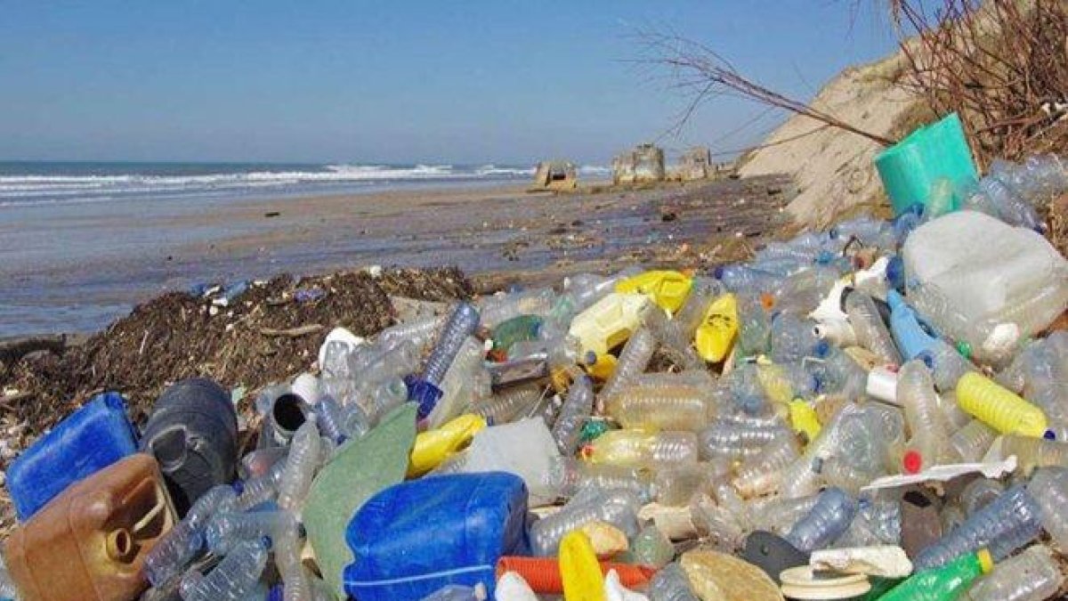 Basura y desechos plásticos se acumulan en las playas y oceanos.-EL PERIÓDICO