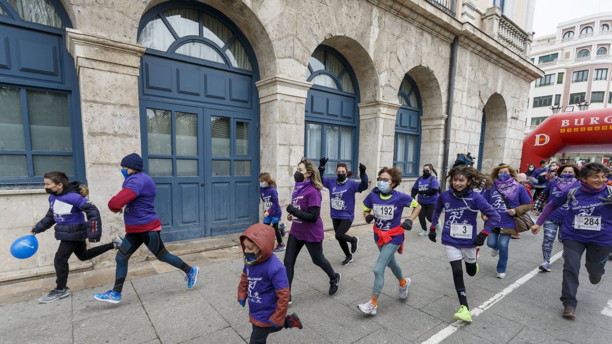 Los primeros en tomar la salida en la Carrera por la Igualdad que se ubicó en la parte trasera del Teatro Principal. SANTI OTERO