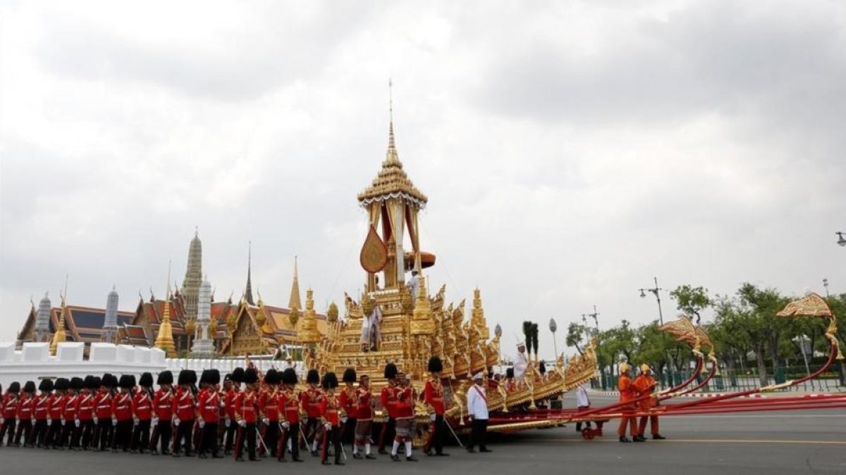 Soldados portan la urna real del fallecido rey Bhumibol Adulyadej  durante su ceremonia de cremacion en el Crematorio Real en Sanam Luang en Bangkok  Tailandia  hoy 26 de octubre de 2017-EFE / NARONG SANGNAK