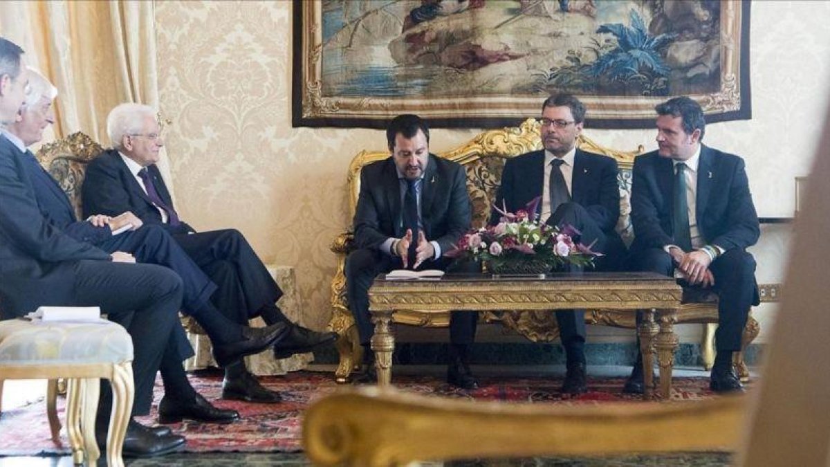 El presidente italiano, Sergio Mattarella (primero por la izquierda), durante su encuentro con el líder de la Liga Norte, Matteo Salvini (segundo por la izquierda) en el palacio Quirinale de Roma.-PAOLO GIA (QUIRINALE PRESS OFFICE)