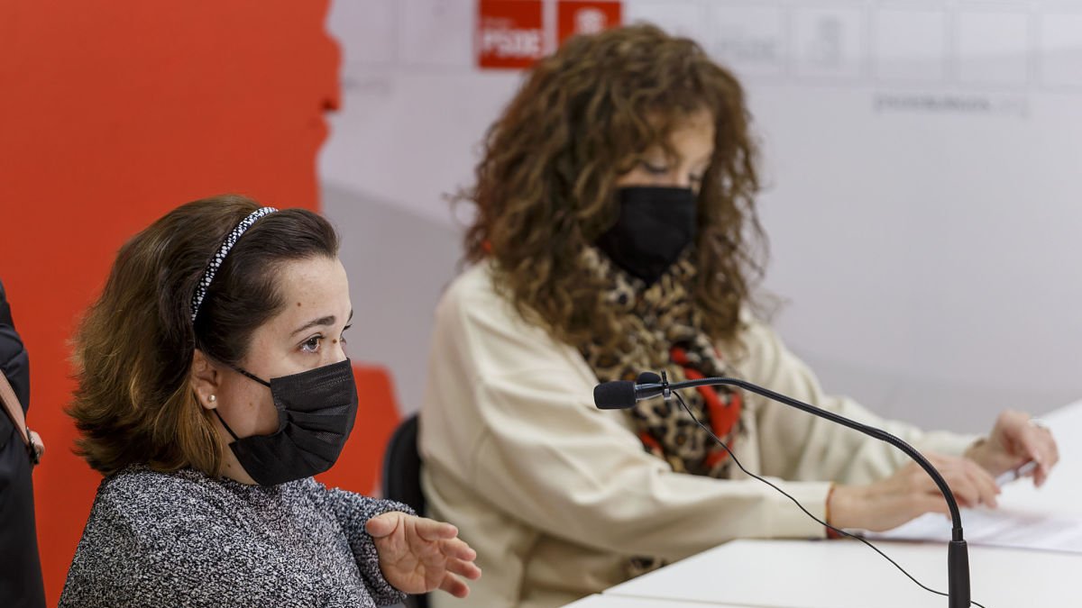 Las procuradoras del PSOE por Burgos Noelia Frutos y Virginia Jiménez comparecieron ayer para hablar de educación. SANTI OTERO