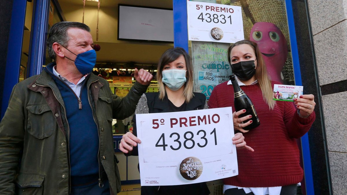 Celebración en la administración El Pulpo de la Suerte en Burgos capital. RAÚL OCHOA