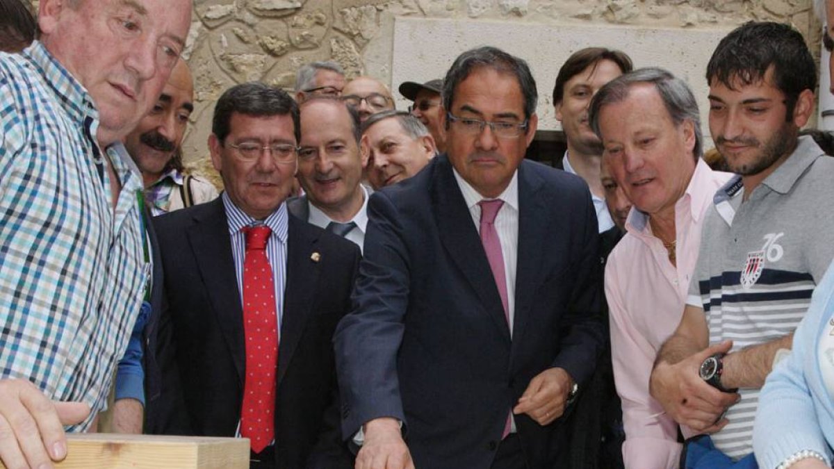 La primera tirada de la taba la realiza el delegado de la Junta en Burgos.-G.G.