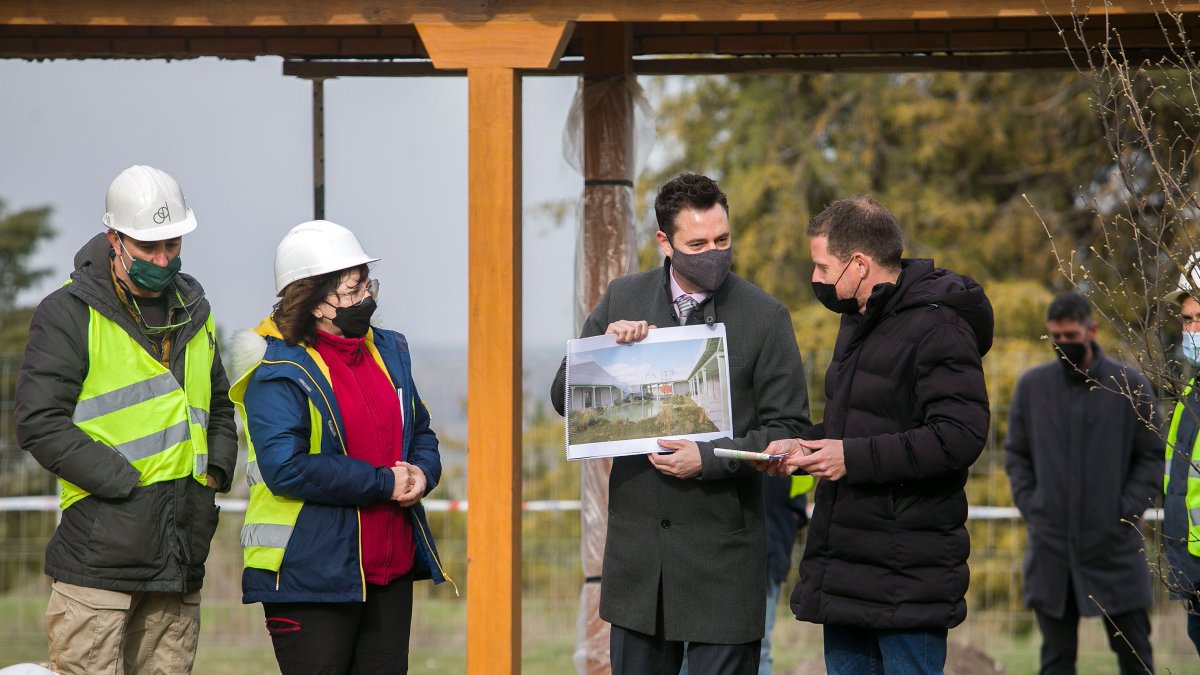 El alcalde, Daniel de la Rosa, y el concejal de Medio Ambiente, Josué Temiño, durante la visita a las obras del Centro de Biodiversidad. TOMÁS ALONSO