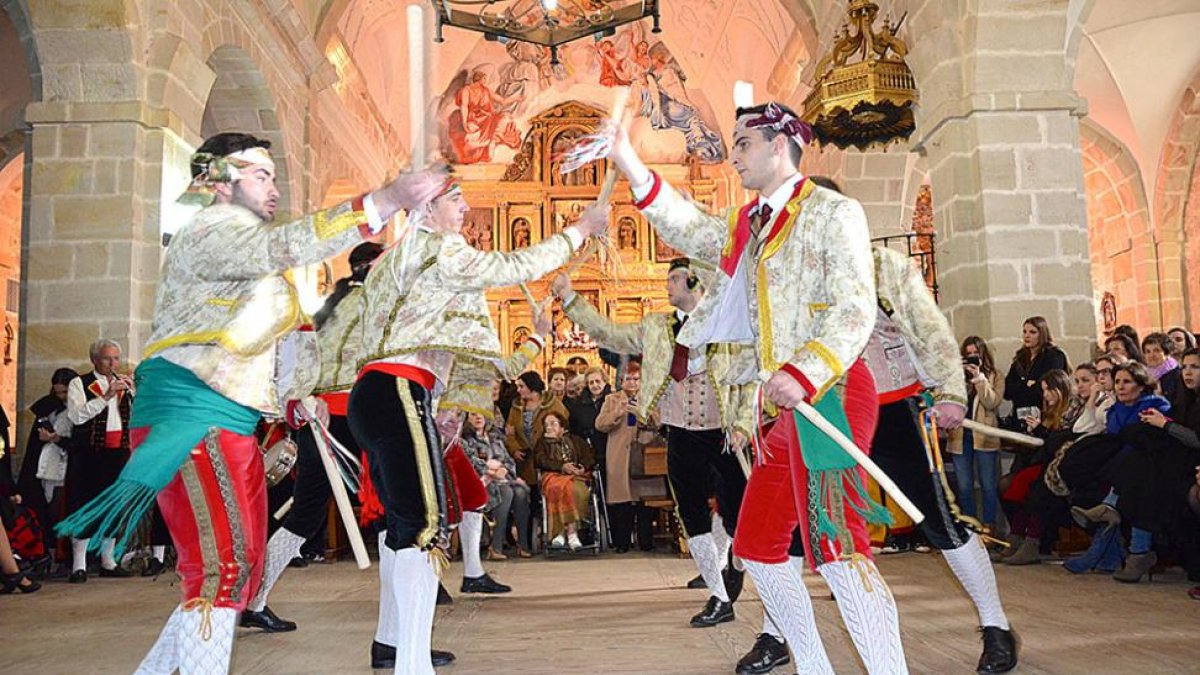 Un momento de la Danza del Paloteo en Hontoria del Pinar.-R. F.
