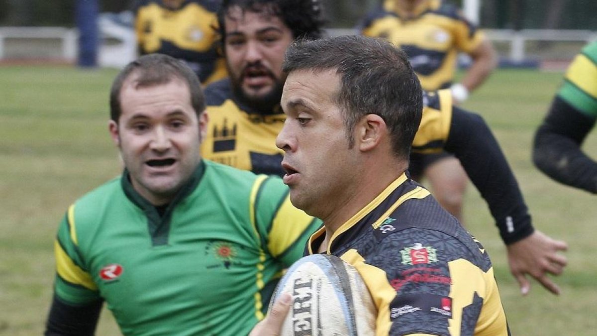 David Martín avanza con el oval.-SANTI OTERO