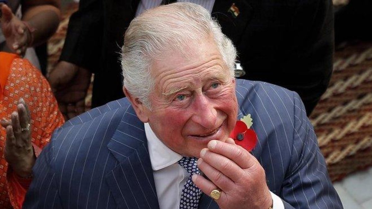 El príncipe Carlos, a su llegada al templo Bangla Sahib, en Nueva Delhi (India), este miércoles.-AP / MANISH SWARUP