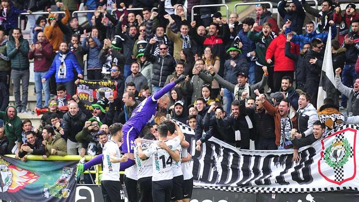 Los jugadores del Burgos CF festejan la consecución de un tanto en el último choque en El Plantío-Israel L. Murillo