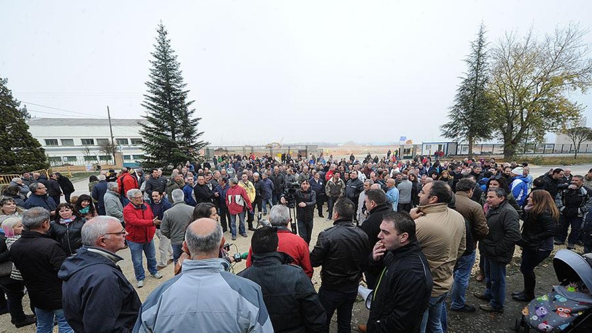 Imagen de archivo de una de las asambleas de los trabajadores en la puerta de Campofrío.-ISRAEL L. MURILLO