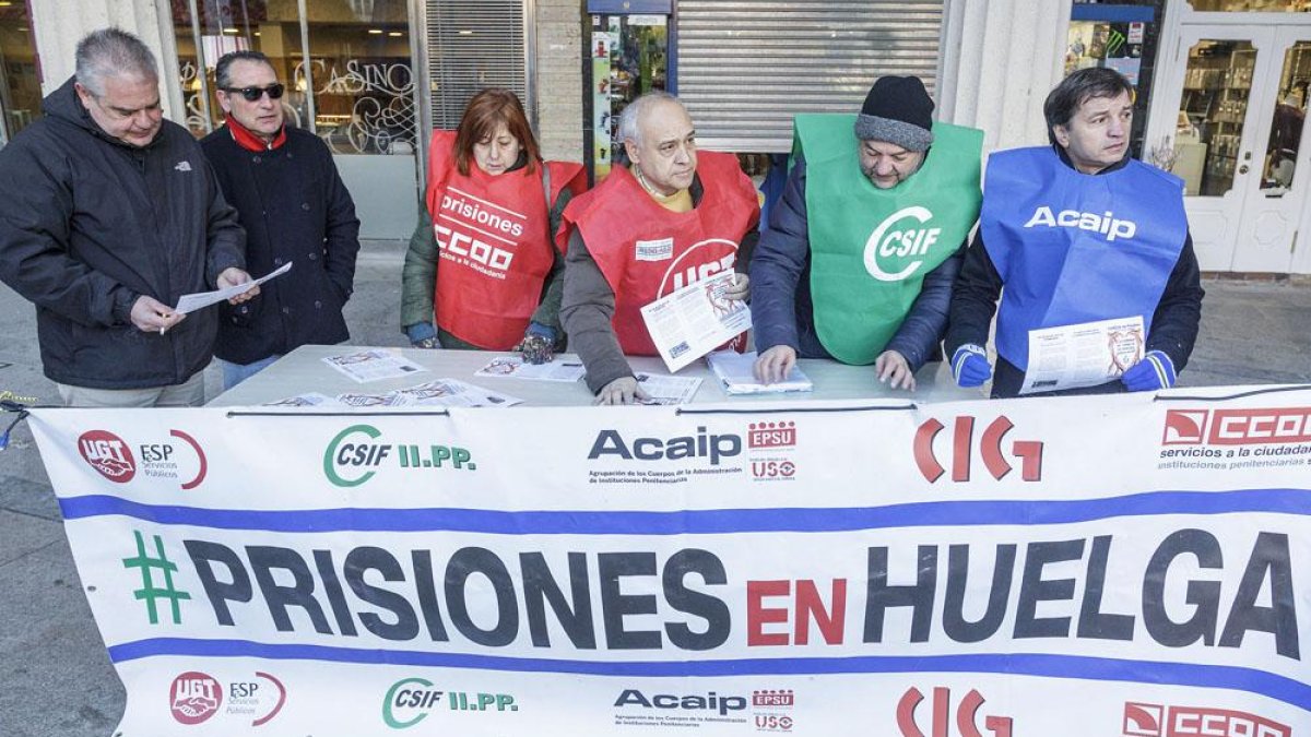 Mesa informativa de los funcionarios de prisiones, ayer en la Plaza Mayor.-SANTI OTERO