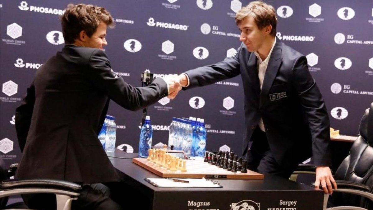 Carlsen y Karjekin firman las tablas en Nueva York.-REUTERS / SHANNON STAPLETON