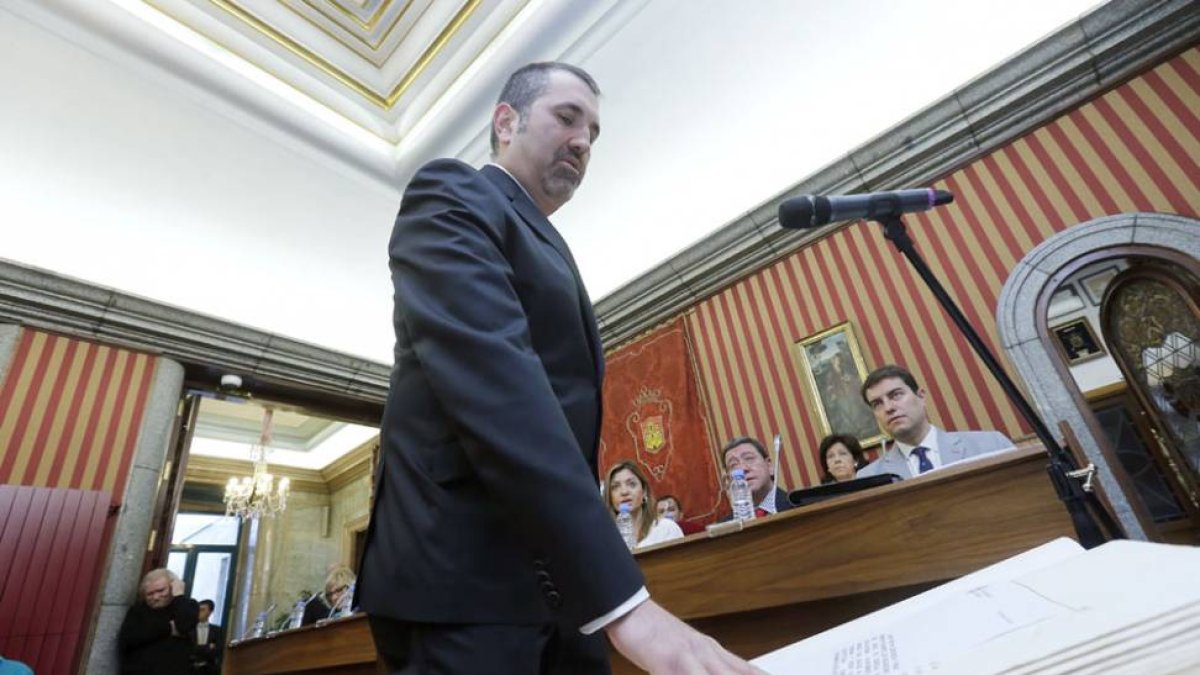 Mario Díez juró ayer su cargo como concejal de la Corporación Municipal para lo que resta de legislatura tras la devolución del acta por parte de Roberto Alonso. El integrante de Unión, Progreso y Democracia se incorporó dentro del grupo mixto junto a Raú-RAÚL G. OCHOA
