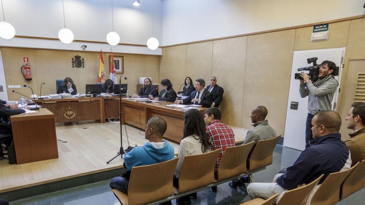 Imagen de los acusados, durante la vista oral celebrada ayer.-SANTI OTERO