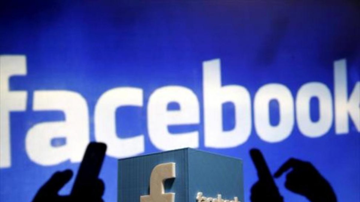 Una representación del logo de Facebook.-REUTERS / DADO RUBIK