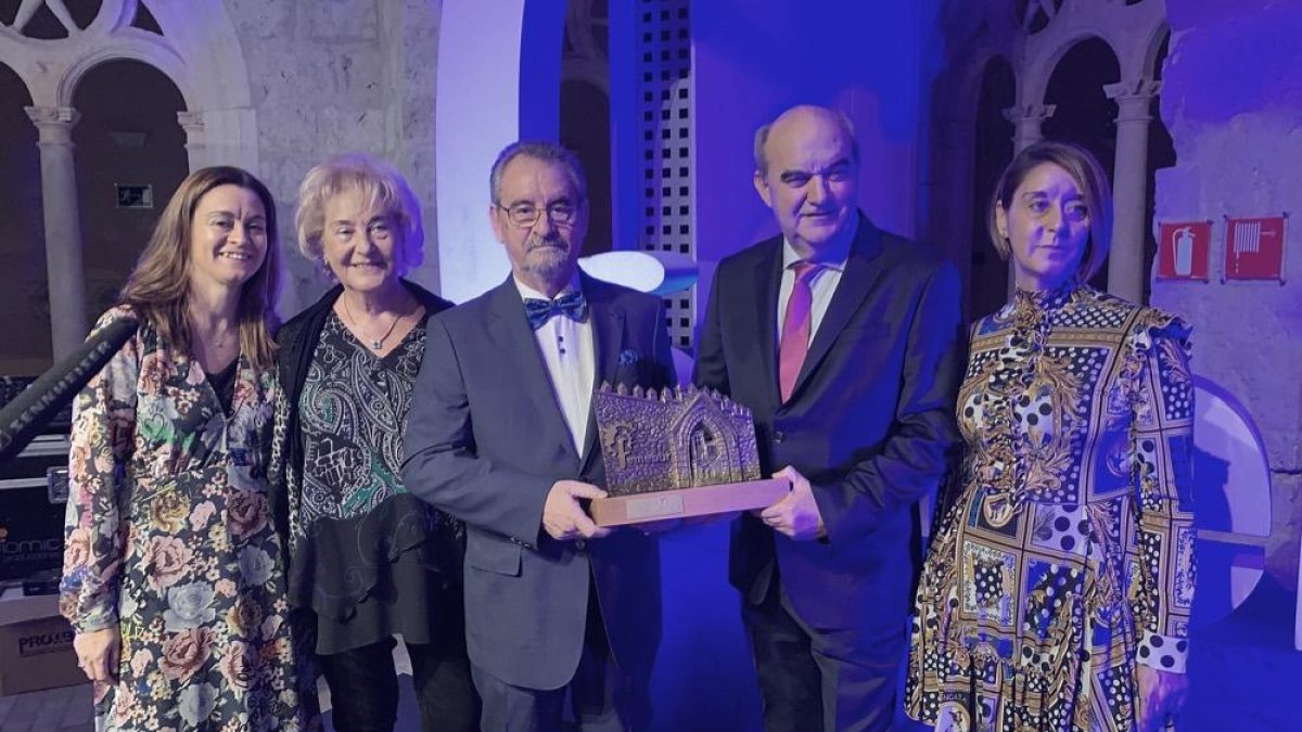 En el centro, Inocencio Bocanegra recibe el premio de manos de Andrés Hernando.-ISRAEL L. MURILLO