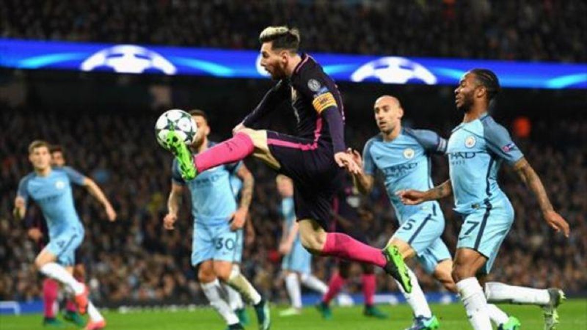 Messi controla el balón antes de marcar.-GETTY IMAGES / SAHUN BOTERILL