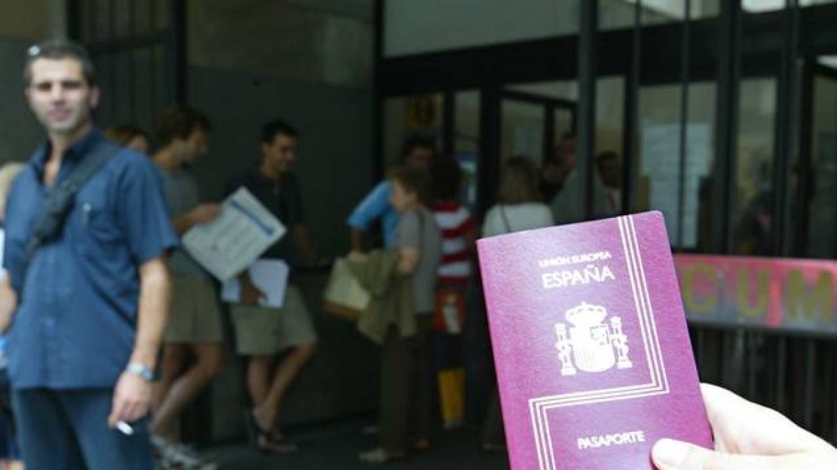 Colas para hacerse el pasaporte en una comisaría de Barcelona, en una imagen de archivo.-ALBERT BERTRAN