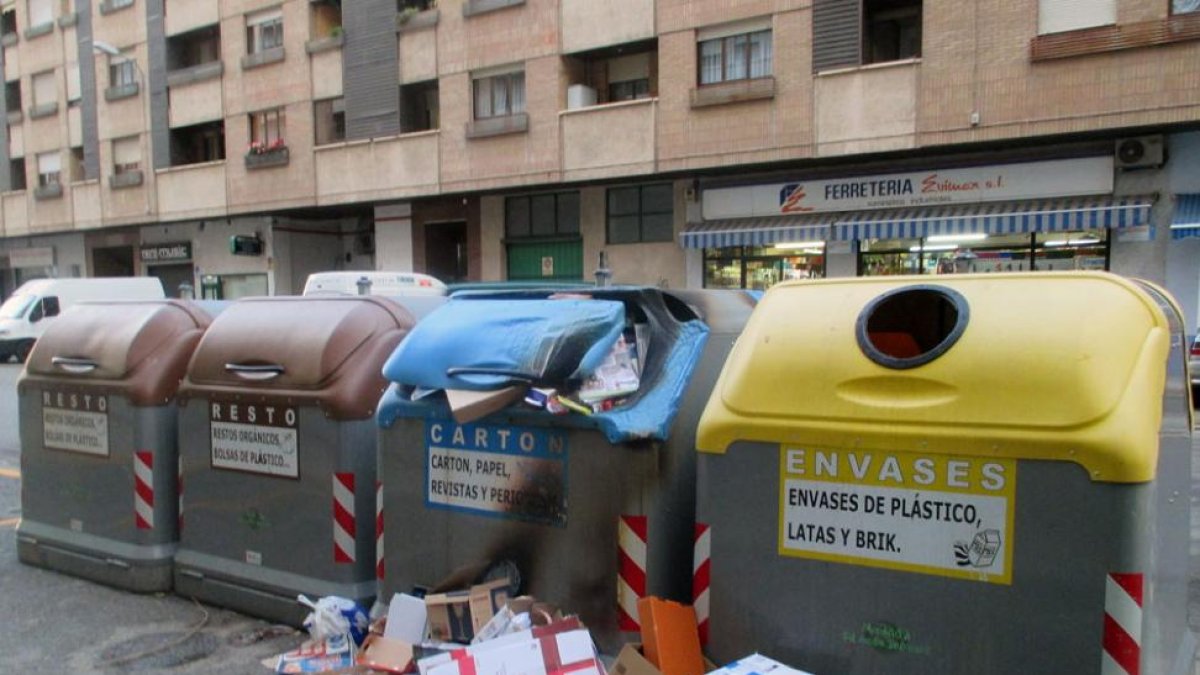 La mayoría de contenedores incendiados son los de papel y cartón.-E.M.
