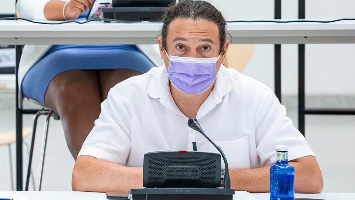 Israel Hernando, durante una sesión plenaria del Ayuntamiento. SANTI OTERO