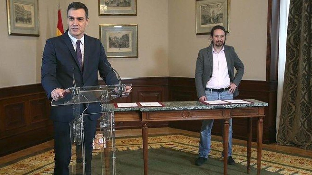 Pedro Sánchez y Pablo Iglesias, durante la firma del preacuerdo de coalición.-DAVID CASTRO