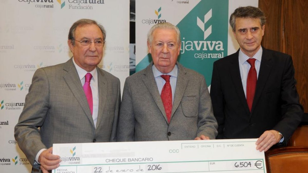 José Luis Herrero (izq.) y Emilio de Domingo, del Banco de Alimentos, y Pedro García, de Cajaviva, en el centro.-ISRAEL L. MURILLO