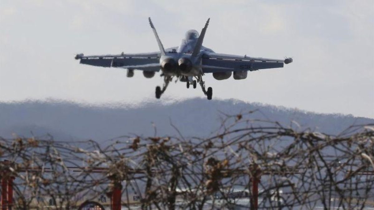 Un avión de combate estadounidense en la base aérea de Pyeongtaek. /-AHN YOUNG-JOON