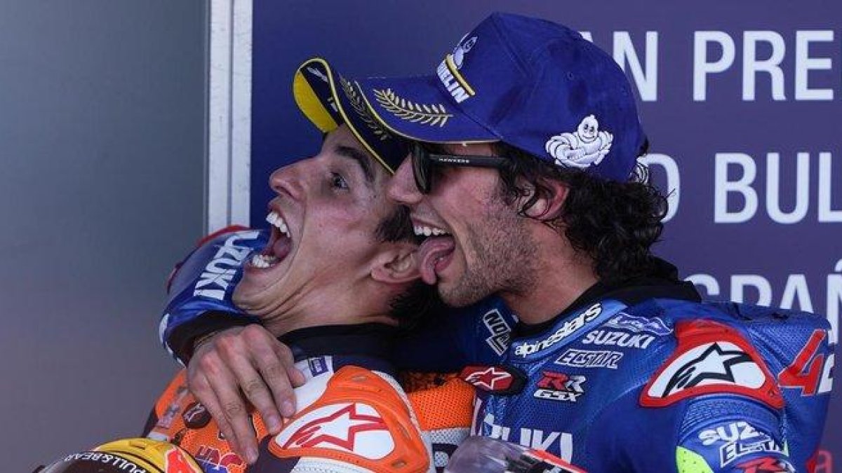 Àlex Rins,a  la derecha, bromea, en el GP de Jerez de este año, con Marc Márquez.-ALEJANDRO CERESUELA