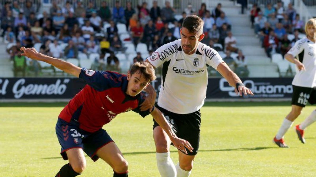 Undabarrena presiona a un rival en el choque ante el Osasuna B.-SANTI OTERO